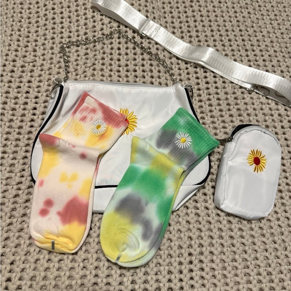 White daisy crossbody bag and sock bundle
